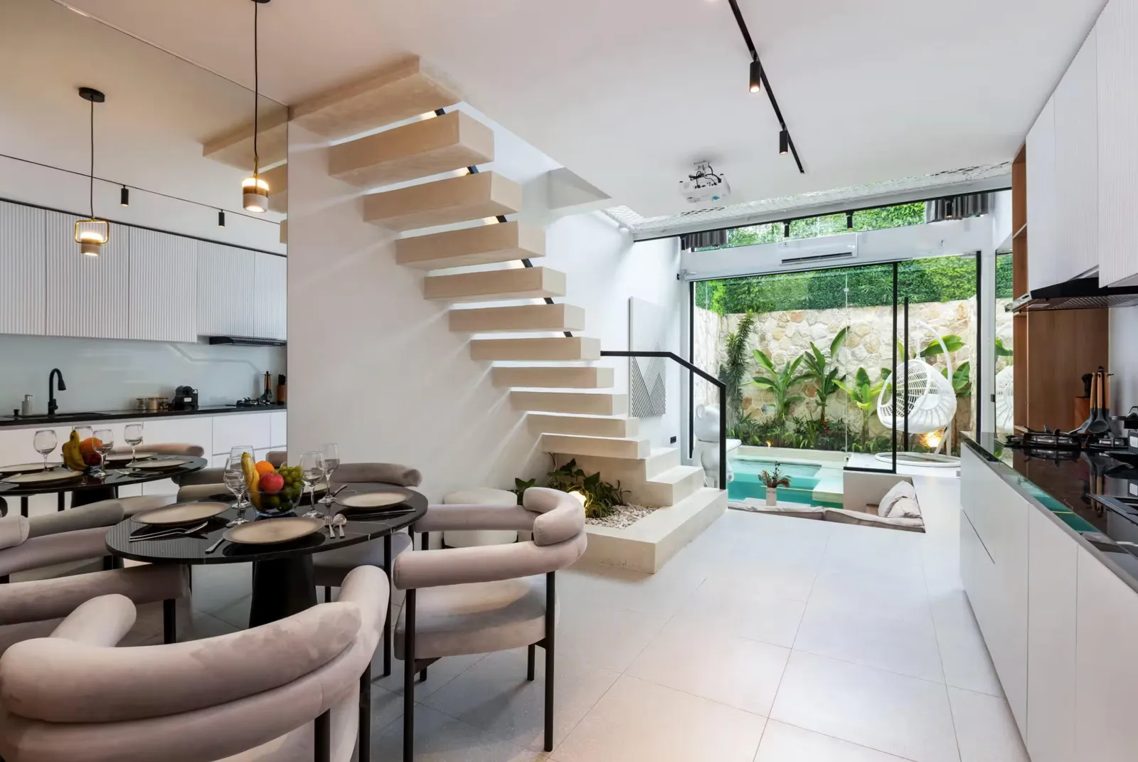 Alex Villas · Pererenan Complex 3 — кухня, лестница и бассейн