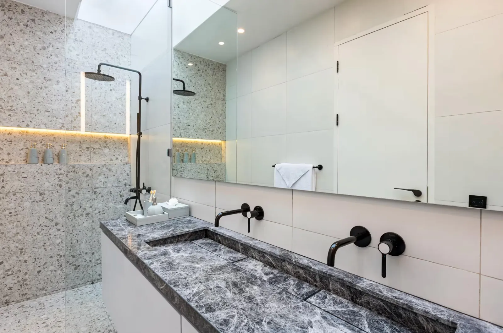 Alex Villas · Pererenan Complex 3 — ванная с тропическим душем и двойной раковиной